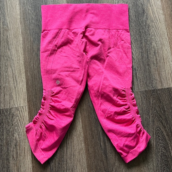 (4) Lululemon In The Flow Crop II - Picture 2 of 3